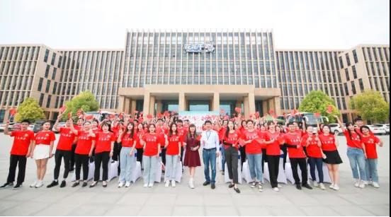 做白色的牛奶，創(chuàng)紅色的企業(yè)，花花牛乳業(yè)集團青春歌會慶祝建黨100周年