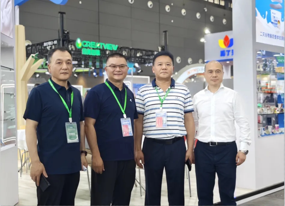 花花牛乳業(yè)集團(tuán)黨委書(shū)記、董事長(zhǎng)唐洪峰一行參加中國(guó)乳制品工業(yè)協(xié)會(huì)第三十次年會(huì)暨2024中國(guó)（國(guó)際）乳業(yè)技術(shù)博覽會(huì)