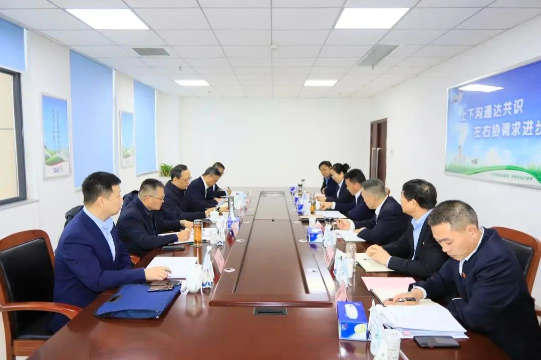 省政府國資委黨委書記、主任李濤一行到花花牛乳業(yè)集團調(diào)研
