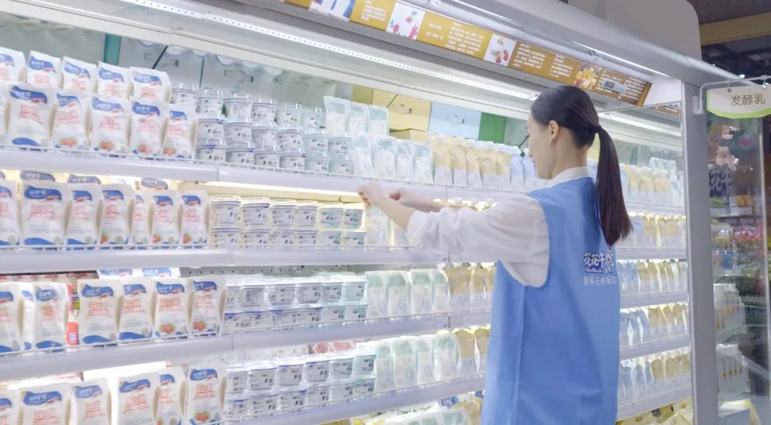 點贊！河南日報要聞02版——報道花花牛乳業(yè)集團鄭州分公司乳制品生產(chǎn)場景，彰顯花花牛乳業(yè)集團發(fā)展新活力