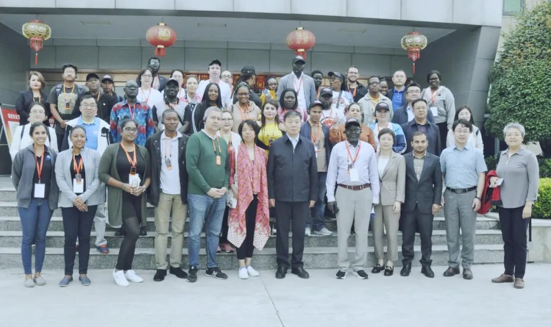 北京大學(xué)南南合作與發(fā)展學(xué)院教授、全球伙伴關(guān)系主任周詠梅一行蒞臨花花牛平輿瑞亞牧業(yè)參觀調(diào)研