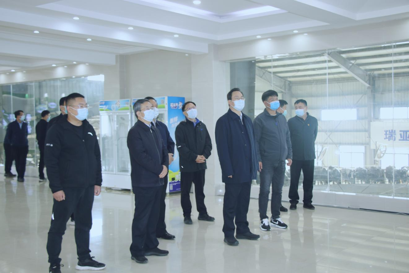 河南省人大常委會(huì)黨組書(shū)記、副主任孔昌生蒞臨花花牛魯山瑞亞牧場(chǎng)參觀調(diào)研