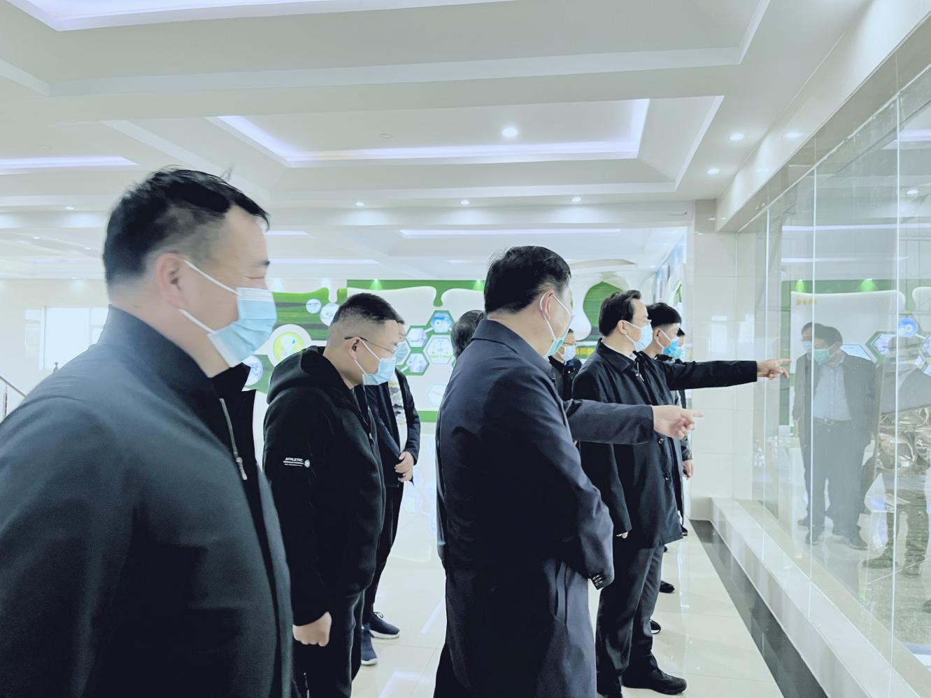 河南省人大常委會(huì)黨組書(shū)記、副主任孔昌生蒞臨花花牛魯山瑞亞牧場(chǎng)參觀調(diào)研