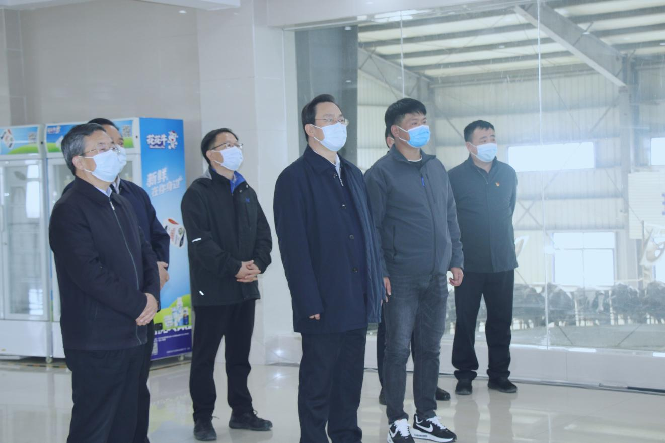 河南省人大常委會(huì)黨組書(shū)記、副主任孔昌生蒞臨花花牛魯山瑞亞牧場(chǎng)參觀調(diào)研