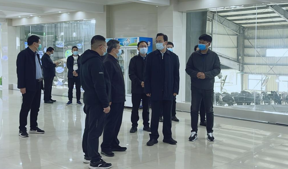 河南省人大常委會(huì)黨組書(shū)記、副主任孔昌生蒞臨花花牛魯山瑞亞牧場(chǎng)參觀調(diào)研