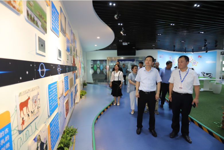 快訊|鄭州市二七區(qū)委副書記、區(qū)長虎榮鑫蒞臨河南花花牛乳業(yè)集團(tuán)調(diào)研