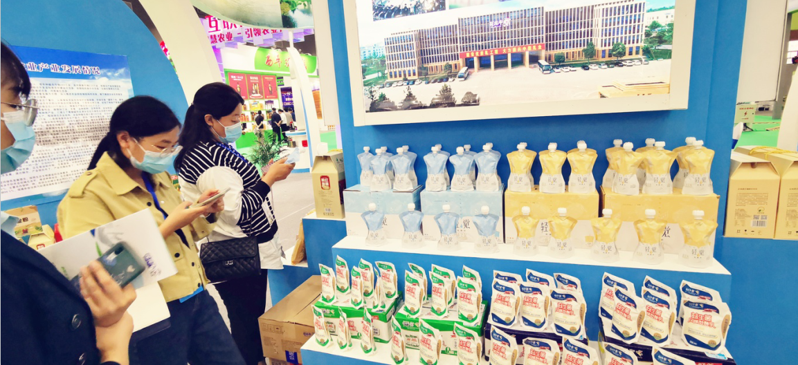 喜報(bào) | 花花牛輕覺(jué)酸奶榮獲第二十四屆中國(guó)農(nóng)產(chǎn)品加工業(yè)投資貿(mào)易洽談會(huì)金質(zhì)產(chǎn)品獎(jiǎng)