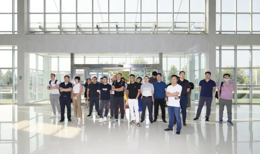 快訊 | 長江商學(xué)院智能制造學(xué)會(huì)走進(jìn)花花牛乳業(yè)集團(tuán)