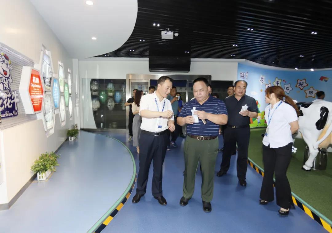 快訊 | 河南省人民政府食品安全委員會辦公室第三批食品安全示范區(qū)驗(yàn)收組領(lǐng)導(dǎo)蒞臨花花牛乳業(yè)集團(tuán)驗(yàn)收食品安全示范區(qū)建設(shè)情況