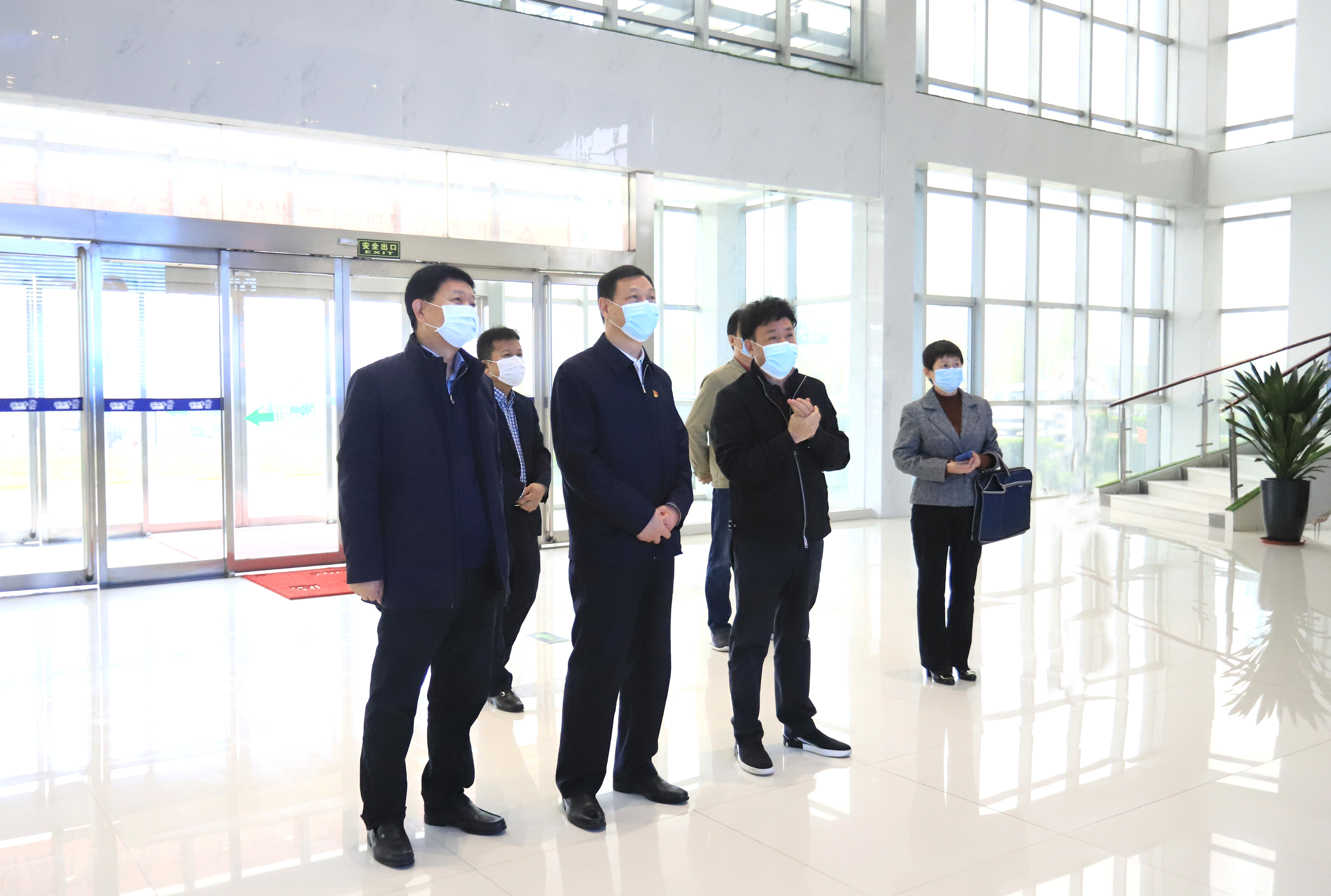 河南省委農(nóng)辦主任、農(nóng)業(yè)農(nóng)村廳廳長申延平一行調(diào)研河南花花牛乳業(yè)集團