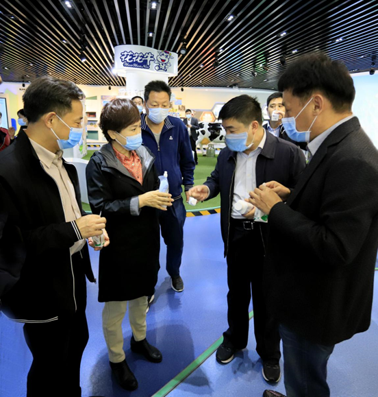 鄭州市人大副主任孫黎、市政府副市長李喜安一行 蒞臨花花牛開展“三送一強(qiáng)”活動