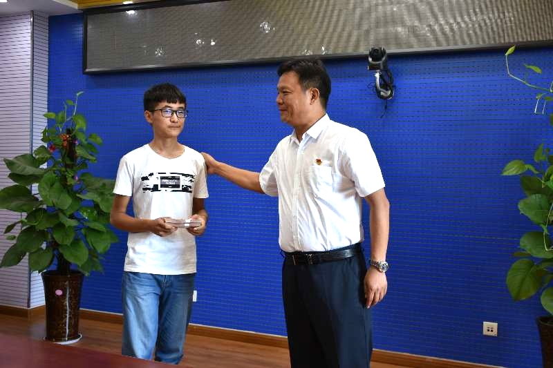 花花牛濟(jì)困解難，助力學(xué)子圓夢(mèng)香江