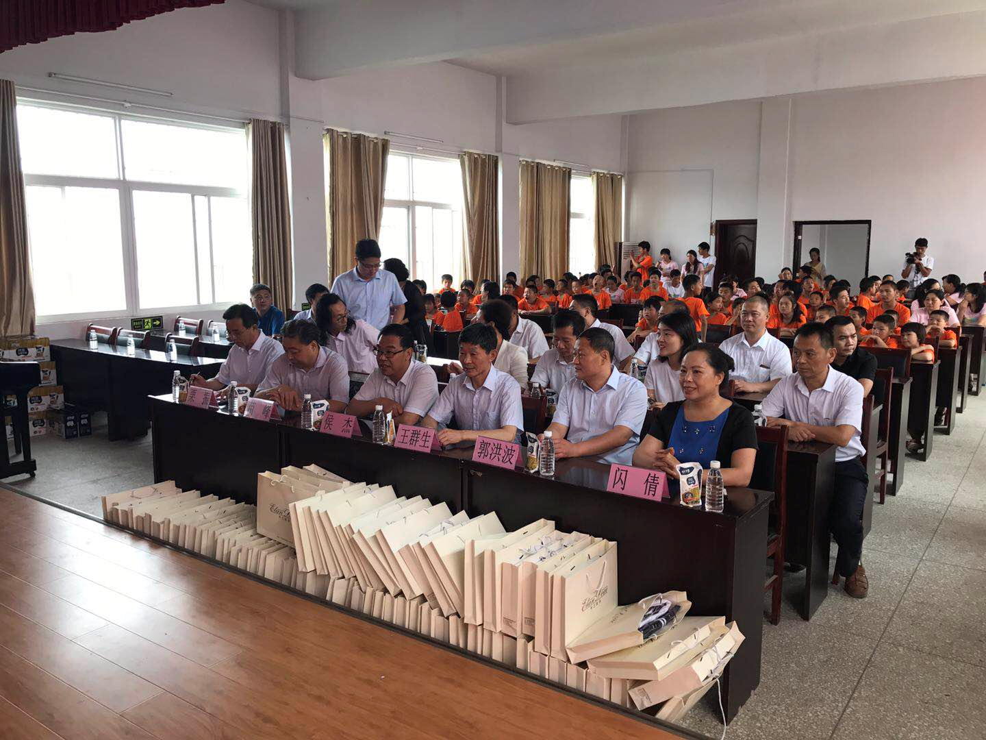 “關愛特殊兒童，讓愛灑滿人間—花花牛乳業(yè)集團2018中國小康牛奶行動” 公益助學泌陽捐贈儀式