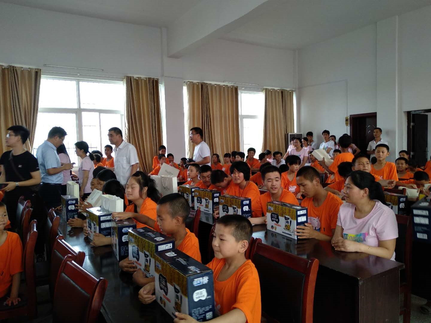 “關愛特殊兒童，讓愛灑滿人間—花花牛乳業(yè)集團2018中國小康牛奶行動” 公益助學泌陽捐贈儀式