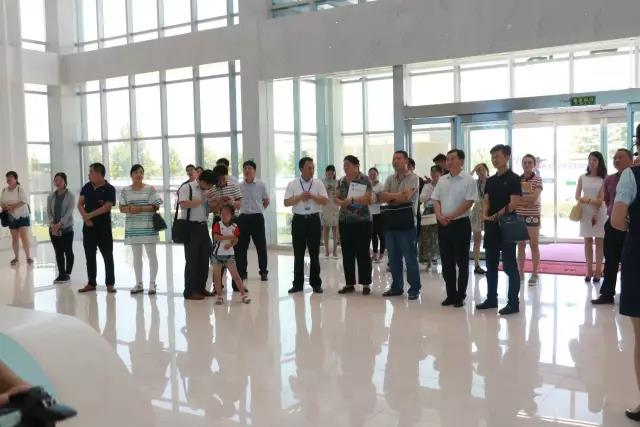 河南省食品安全座談會暨百場食安講座進(jìn)校園啟動儀式在花花牛舉行