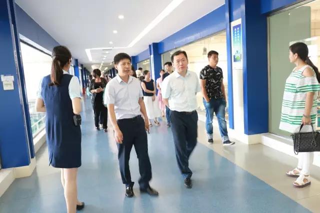 河南省食品安全座談會暨百場食安講座進(jìn)校園啟動儀式在花花牛舉行