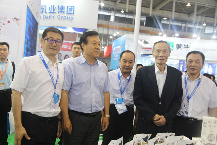 花花牛亮相第八屆中國奶業(yè)大會，又獲農(nóng)業(yè)部長一聲贊！