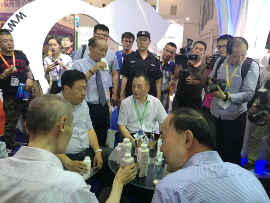 花花牛牛氣沖天！農(nóng)業(yè)部長品嘗“領(lǐng)暢”點(diǎn)贊，又獲國際奶業(yè)平臺(tái)青睞