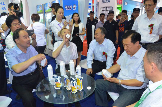 花花牛牛氣沖天！農(nóng)業(yè)部長品嘗“領(lǐng)暢”點(diǎn)贊，又獲國際奶業(yè)平臺(tái)青睞