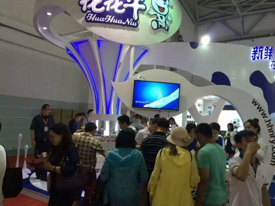 花花牛牛氣沖天！農(nóng)業(yè)部長品嘗“領(lǐng)暢”點(diǎn)贊，又獲國際奶業(yè)平臺(tái)青睞