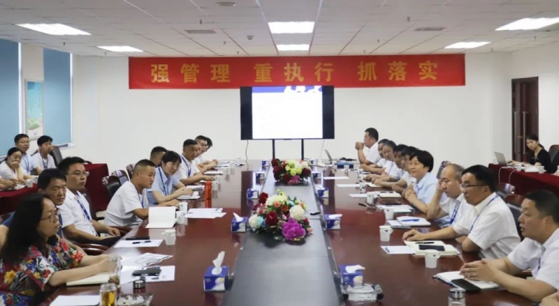 勇?lián)姑な卣齽?chuàng)新｜花花牛乳業(yè)集團(tuán)召開營銷、養(yǎng)殖及飼料月度經(jīng)營工作會(huì)議