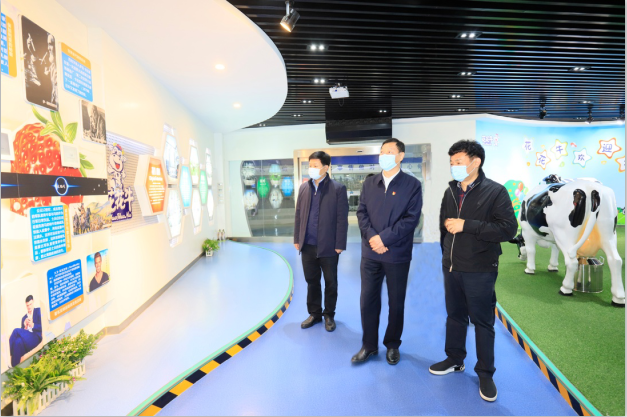 河南省委農(nóng)辦主任、農(nóng)業(yè)農(nóng)村廳廳長(zhǎng)申延平一行調(diào)研河南花花牛乳業(yè)集團(tuán)