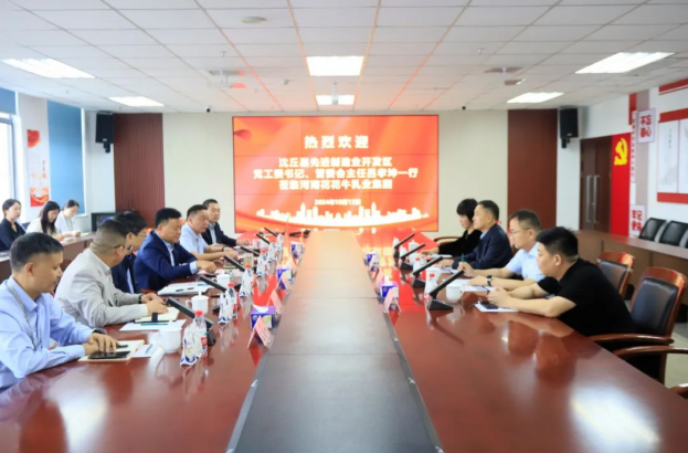 沈丘縣先進制造業(yè)開發(fā)區(qū)黨工委書記呂孝坤、金絲猴食品有限公司董事長李旸等一行到訪河南花花牛乳業(yè)集團