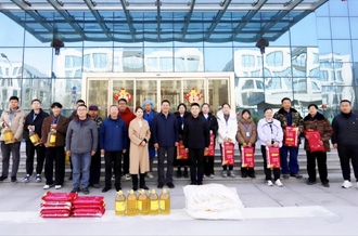 新春佳節(jié)暖人心 堅守一線顯擔(dān)當 ——河南農(nóng)業(yè)投資集團黨委委員、副總經(jīng)理兼花花牛乳業(yè)集團黨委書記、董事長張峰慰問花花牛乳業(yè)在崗員工